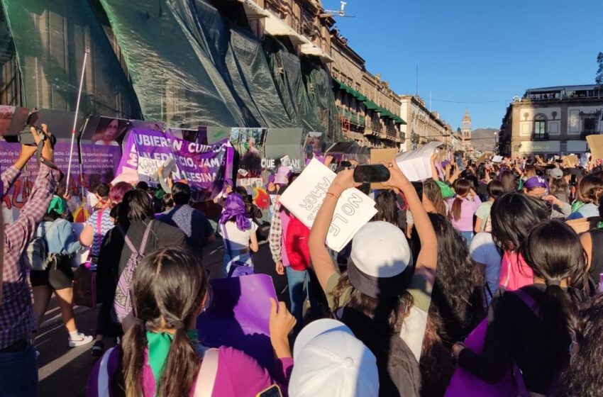  8M, culmina entre gritos y gases lacrimógenos