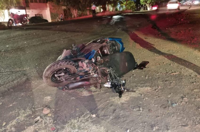 Suman dos jóvenes muertos tras choque entre moto y camioneta