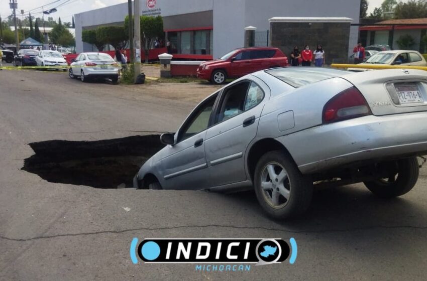  Auto cae a socavón en puente de la Av. Siervo de la Nación, Morelia