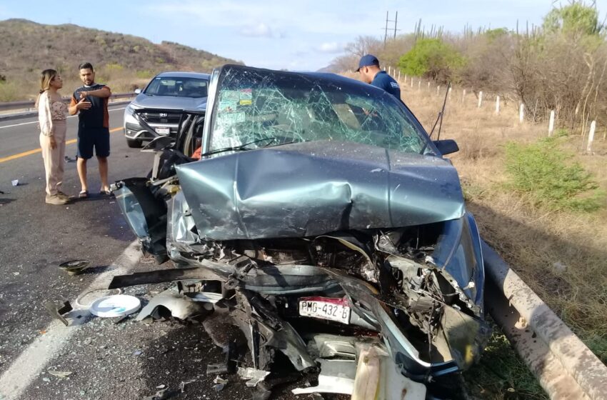  Dos muertos y un herido deja choque de frente en la Autopista Siglo XXI