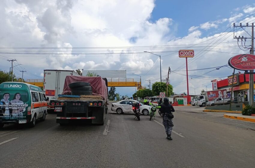  Tractocamión y auto protagonizan choque en la Av. Morelos Norte de Morelia