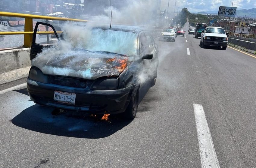  Arde automóvil sobre puente de la avenida Madero, en Morelia