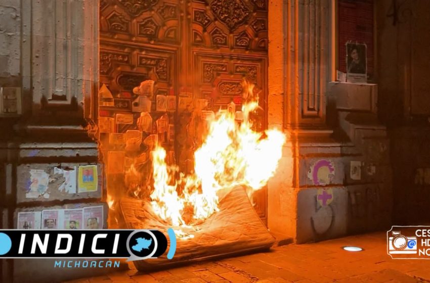  Egresados normalistas intentan quemar puerta de Palacio de Gobierno en Morelia