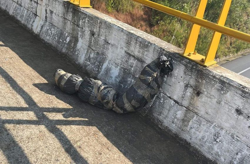  “Bromistas” cuelgan bolsa simulando cadáver en puente de la Siglo XXI