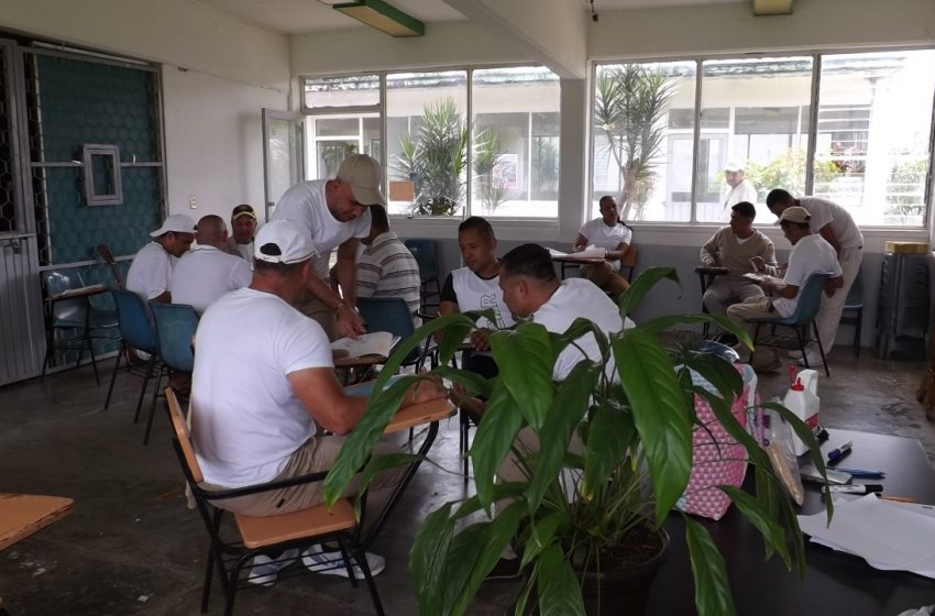  Reciben personas privadas de la libertad en Uruapan Curso-taller contra adicciones