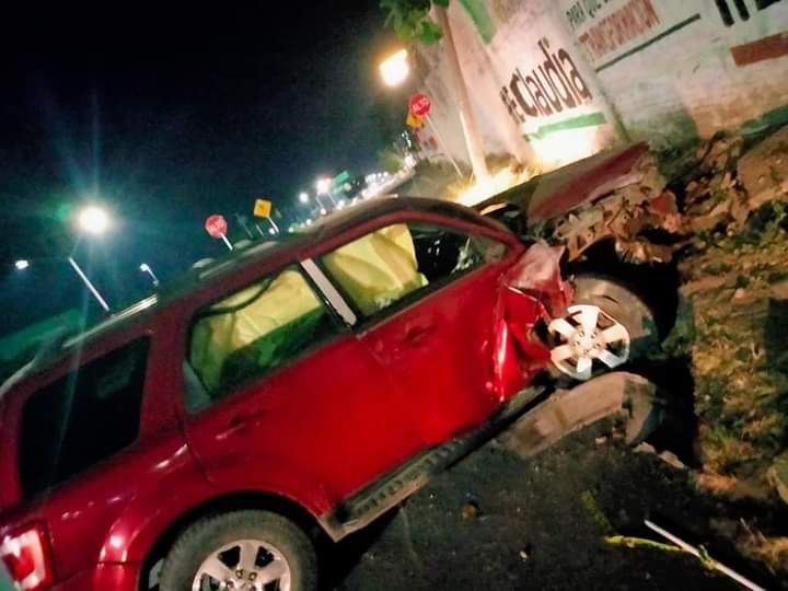  Choque de camioneta contra barda deja un lesionado en Apatzingán