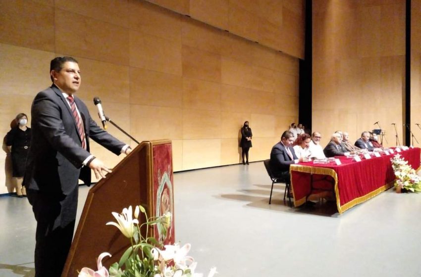  Ante Comisión de Rectoría,Tena Flores propone a Ignacio Campos como candidato a rector
