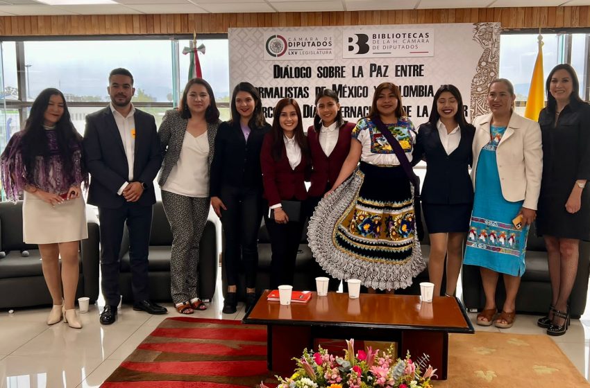  Normalistas de Michoacán dialogan sobre cultura de la paz y género con estudiantes de Colombia