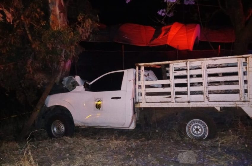  Joven muere al chocar camioneta contra un árbol, en Peribán