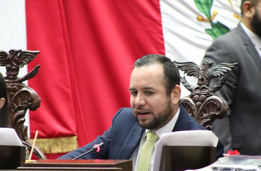  Propone Reyes Galindo que se otorgue seguro de gastos médicos a estudiantes de nivel básico en Michoacán