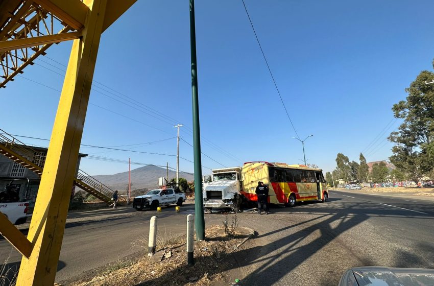  Se registra choque de camiones en Av. Madero Poniente de Morelia