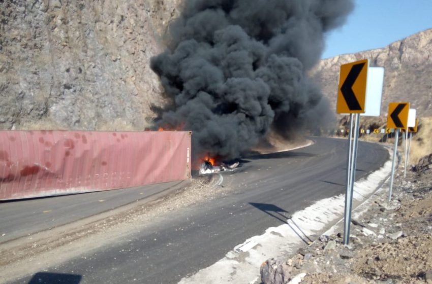  Cerrada la autopista Siglo XXI por tractocamión incendiado