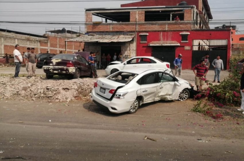  Chocan 2 autos en la Av. Madero Oriente de Morelia; hay 2 heridos