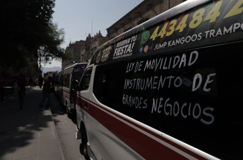  Transportistas colapsan la capital michoacana en intento por boicotear sesión del Congreso del Estado