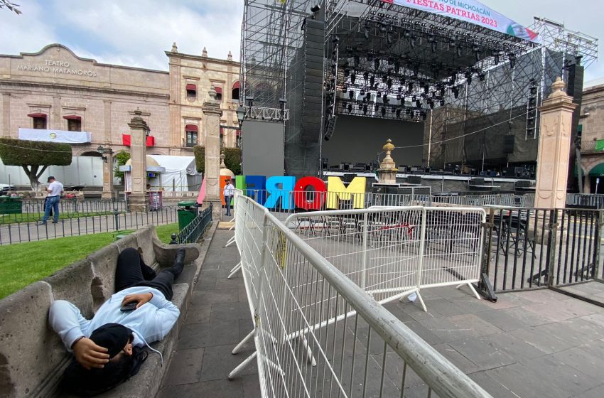  Desde muy temprano chaviza aparta lugar para concierto gratis de Julión Álvarez en Morelia