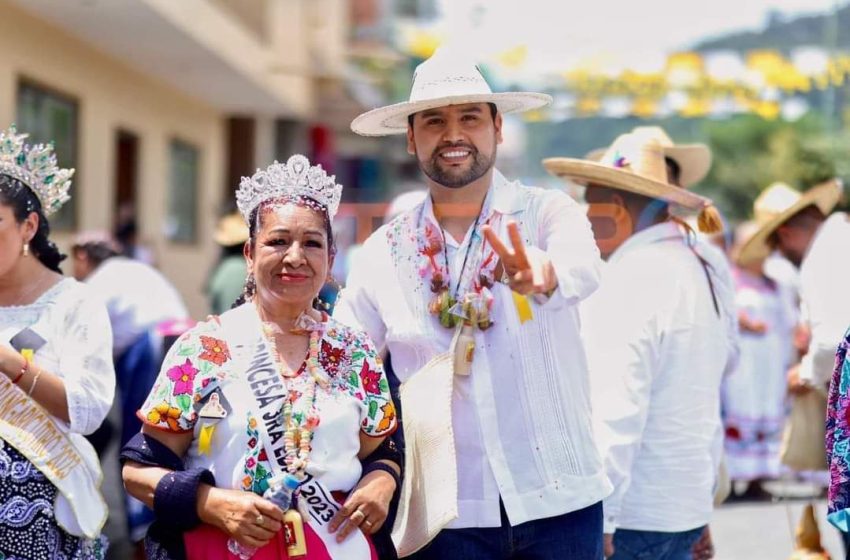  En Nuevo Parangaricutiro, celebra Octavio Ocampo el Día del Artesano