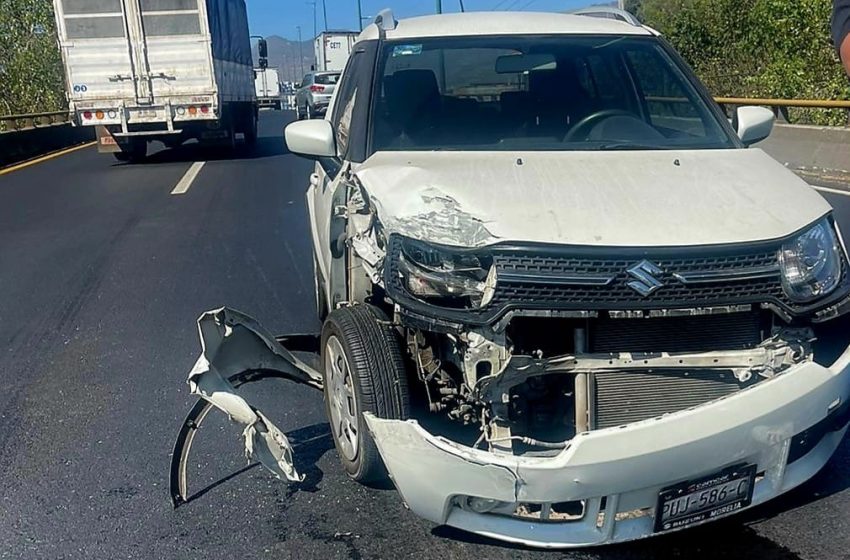  Auto y camioneta protagoniza choque en el periférico de Morelia