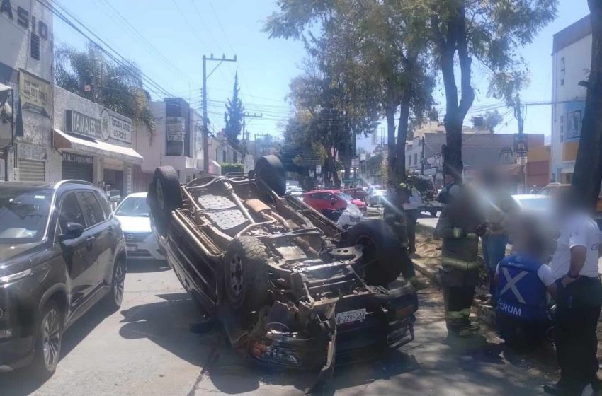  Vuelca camioneta tras chocar contra otro vehículo en Fuentes de Morelia
