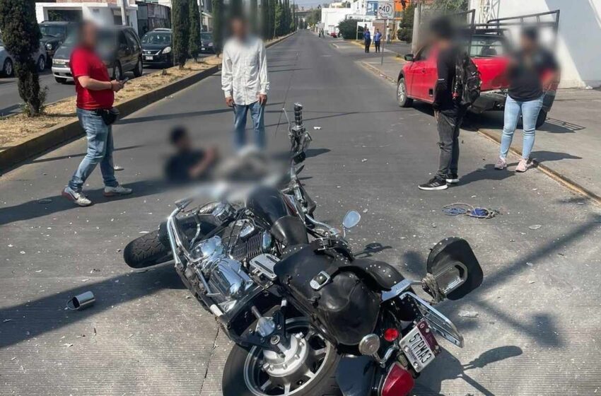 Motociclista queda herido al chocar contra camioneta en Av. Periodismo