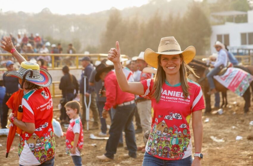  Daniela De Los Santos Torres, Reconocida como la Candidata que si Ofrece Resultados.
