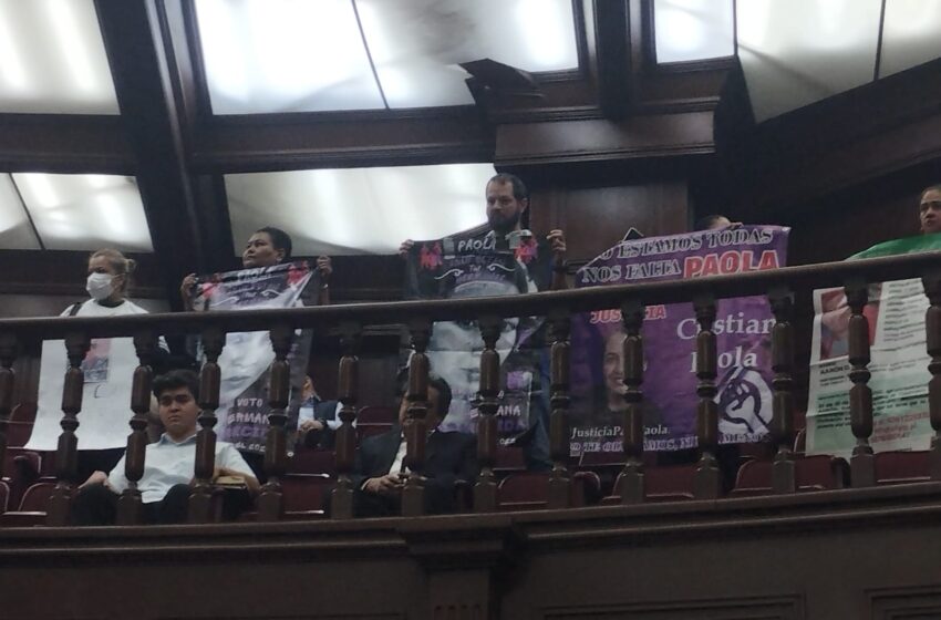  Madres de desaparecidos se manifiestan en el Congreso del Estado