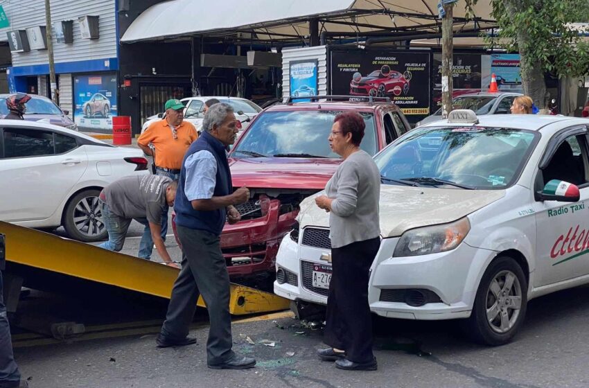  Se registra choque entre camioneta y taxi en Calzada Ventura Puente de Morelia