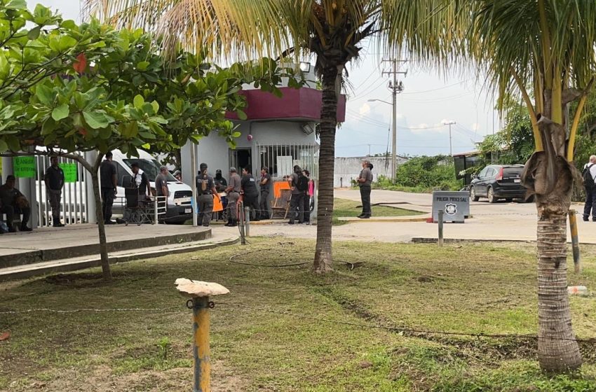  Se manifiesta personal de custodia en penitenciario de Lázaro Cárdenas