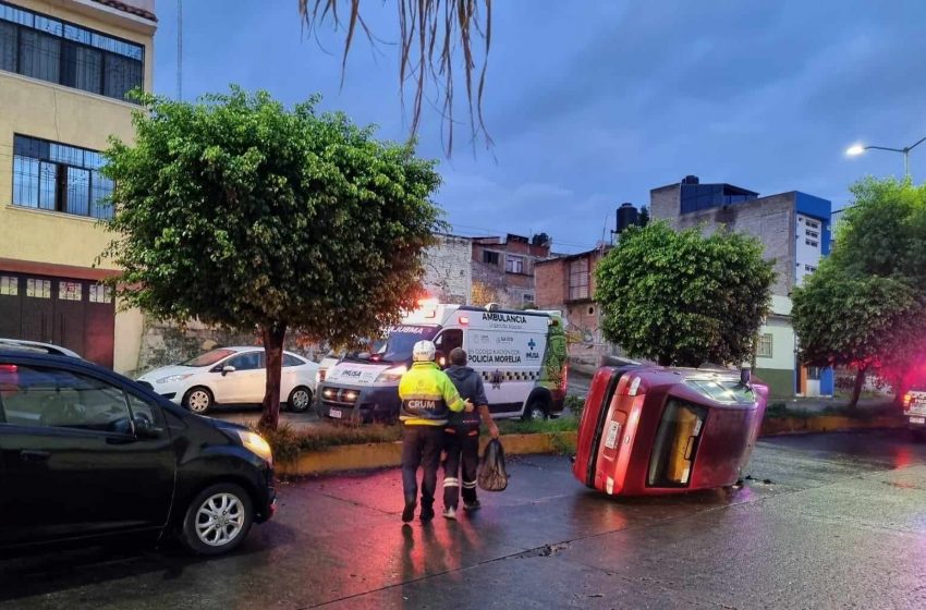  Volcadura de auto deja 2 heridos en la Av. Nocupétaro de Morelia