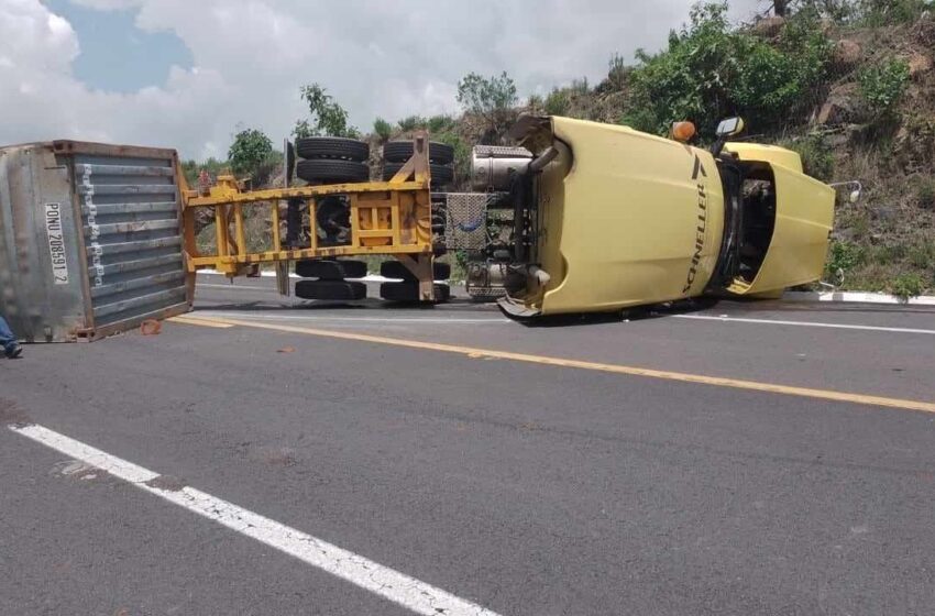  Vuelca tractocamión en la autopista Pátzcuaro-Cuitzeo