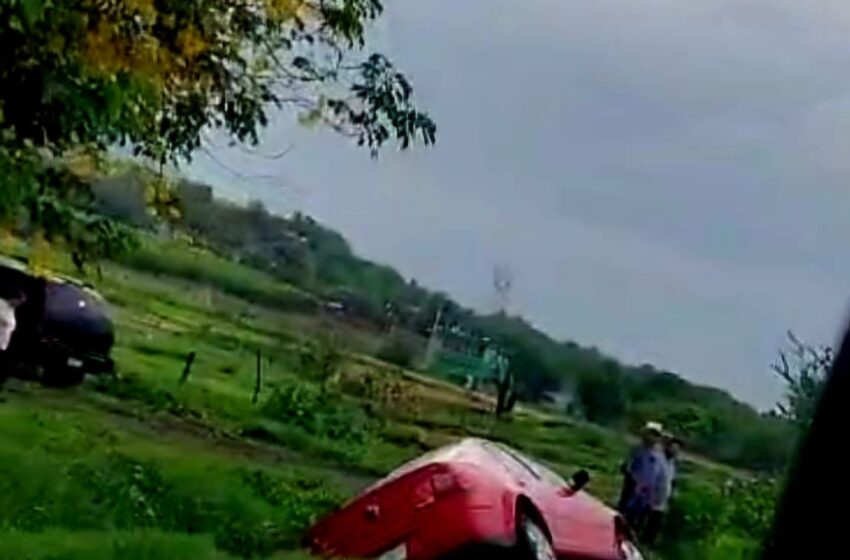  Abandonan auto siniestrado en la Apatzingán – Buenavista
