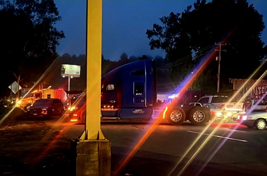  Transportistas bloquean el acceso a Uruapan, por agresión a uno de sus miembros en Pátzcuaro