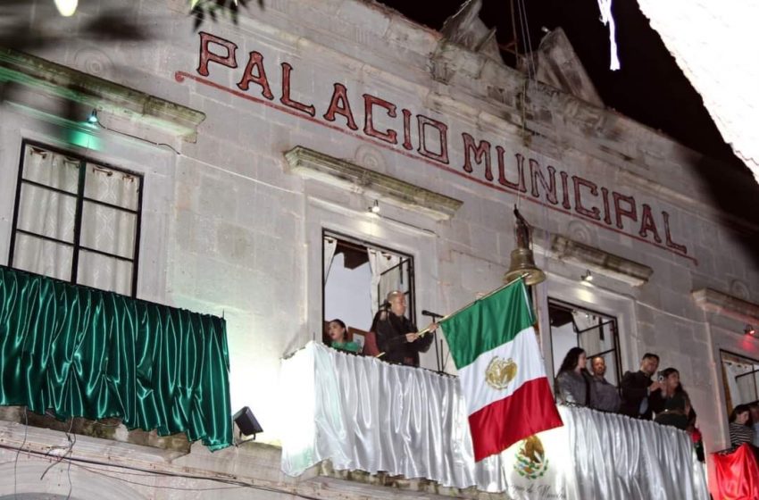  Julio Cesar Conejo celebra con la población el Grito de Independencia