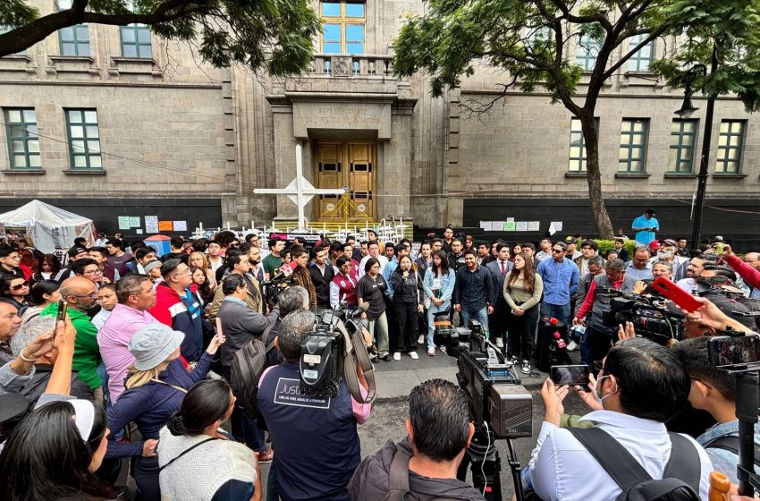  Jóvenes Exigen Reforma al Poder Judicial: Clausura Simbólica de la Suprema Corte