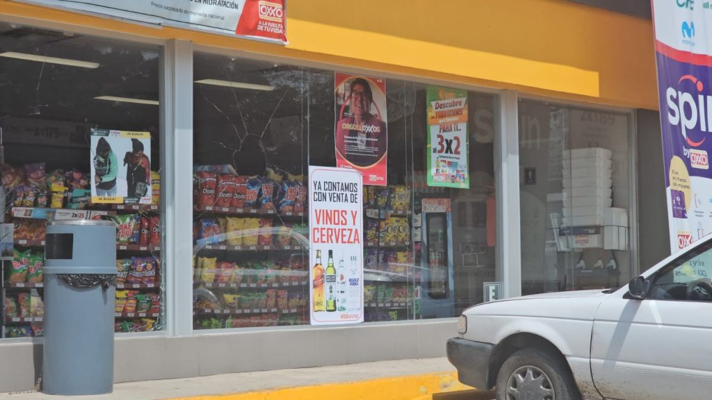 Delincuentes cristalean Oxxo y roban mercancía, en Arboledas Valladolid 4 a2c6e799 e28a 474c 9fb5 d04150b3866a 1