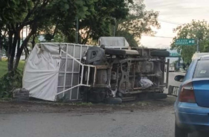  Vuelca camioneta cerca de la Central de Abastos de Morelia