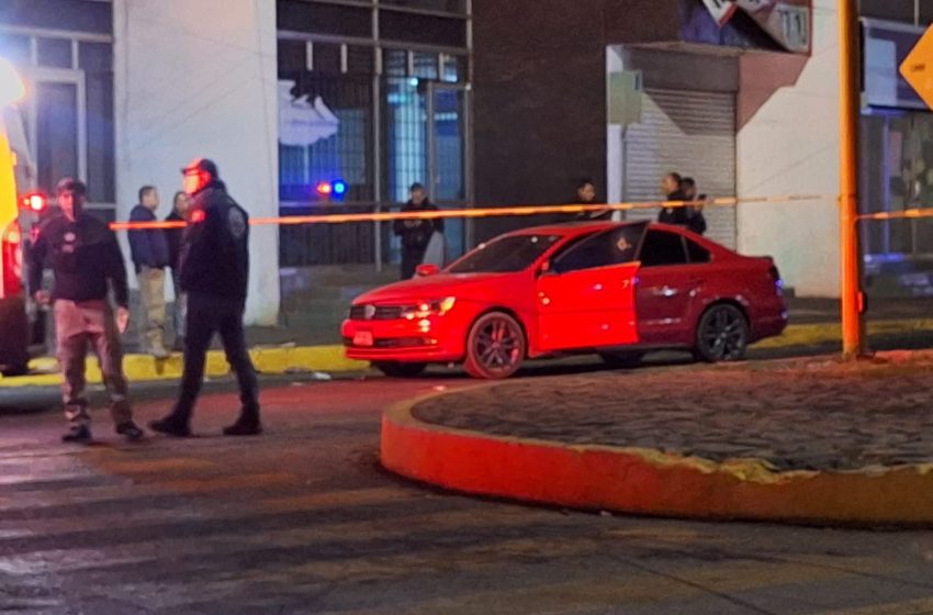 Pareja es baleada a bordo de su vehículo; él hombre falleció