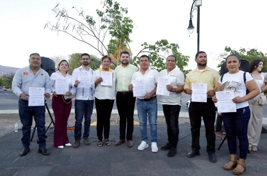 Octavio Ocampo toma protesta a Comité Municipal del PRD en Apatzingán