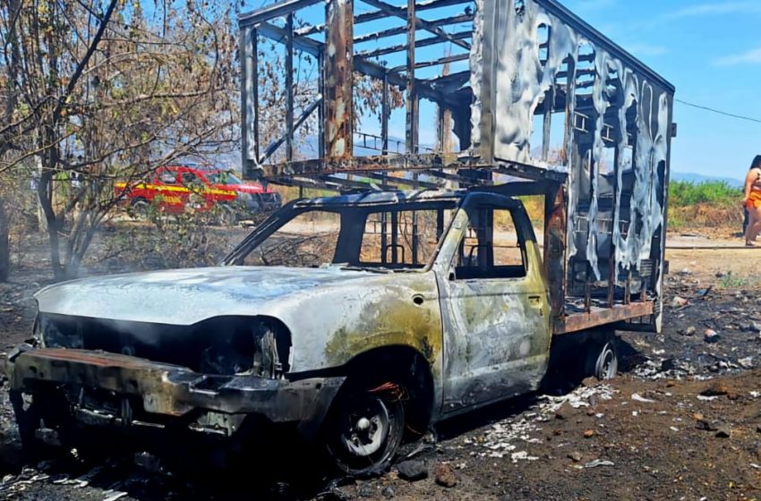 Delincuentes roban camioneta repartidora y la incendian en Apatzingán