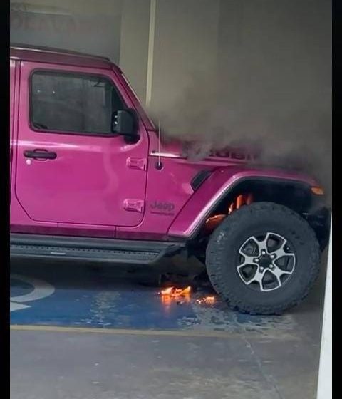 Se quema un vehículo eléctrico en el estacionamiento del gimnasio Seven Days Express Altozano