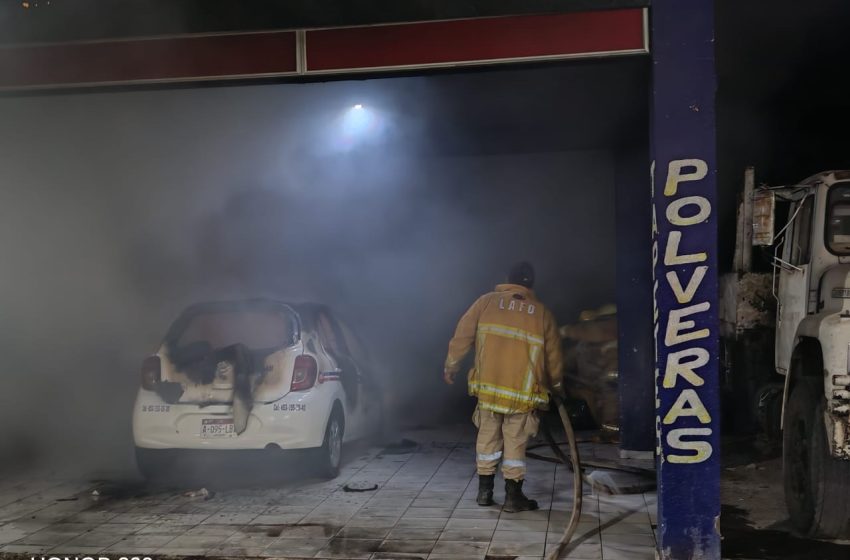 Incendio de taxi moviliza a cuerpos de emergencia en Apatzingán