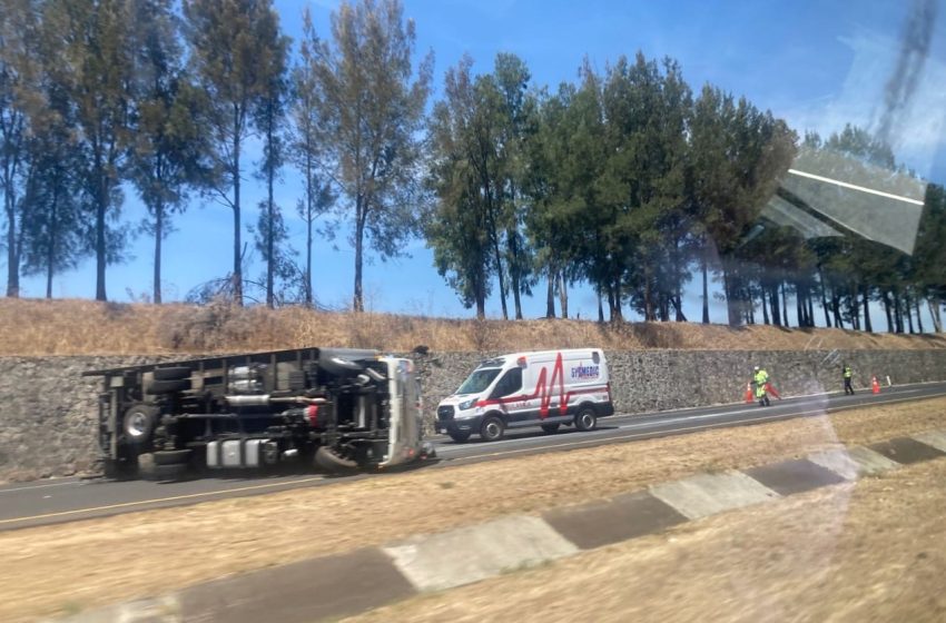 Vuelca camión de carga cerca de la caseta de Panindícuaro, en la México – Guadalajara