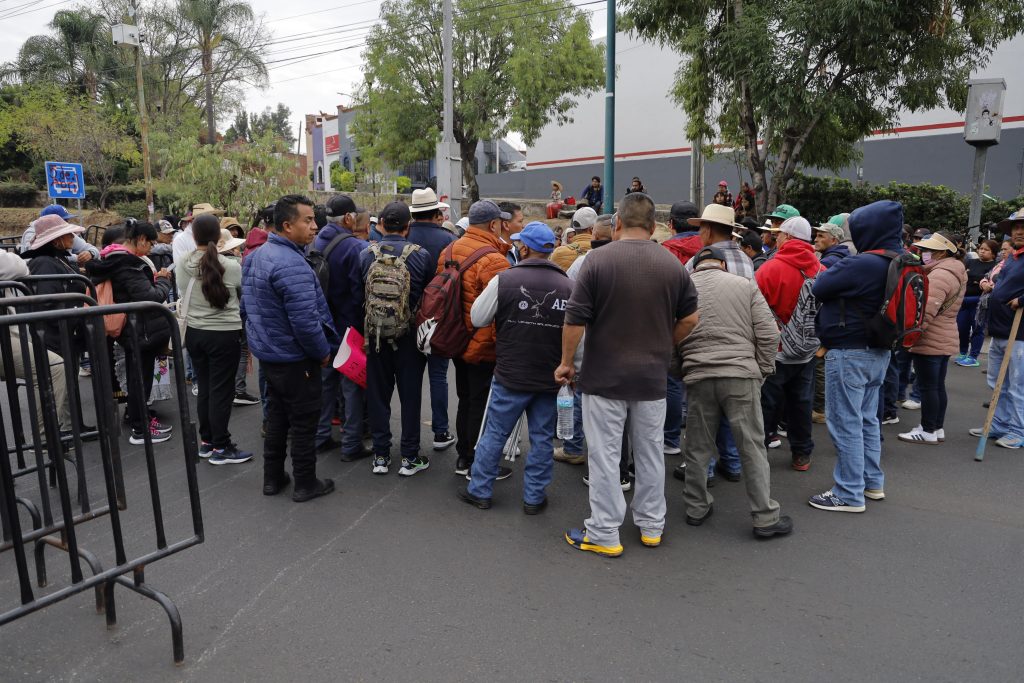 Comuneros de Arantepacua usan camión repartidor como ariete y derriban portón de Casa Michoacán 1 Arantepacua 2