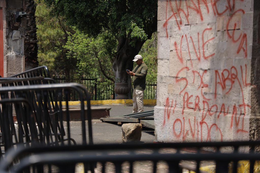 Comuneros de Arantepacua usan camión repartidor como ariete y derriban portón de Casa Michoacán 3 Arantepacua 4
