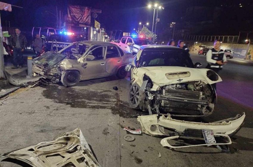 Choque entre 2 autos deja 5 jóvenes heridos en Zitácuaro