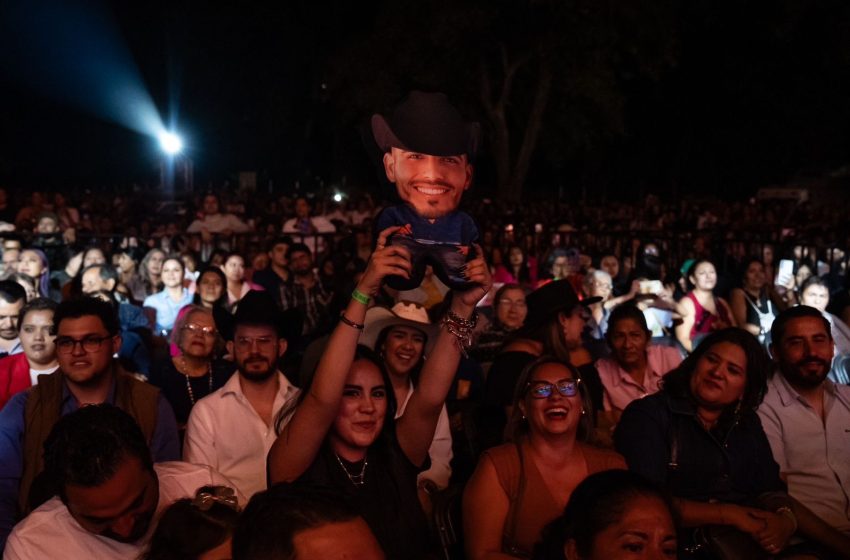 Lo intentó y sí funcionó, Espinoza Paz dejó su corazón a las mamás en el Festival de Origen