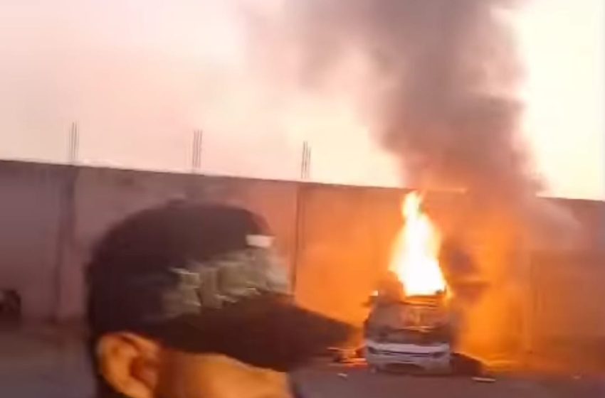 Pobladores de Taretan irrumpen en corralón y queman patrulla