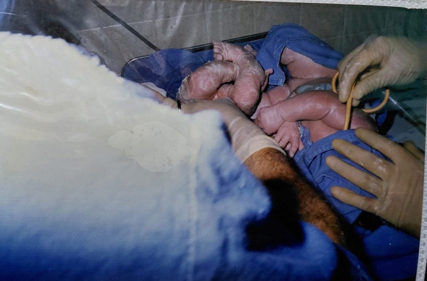  Jocelyn busca a su hermana gemela: “En las fotos de mi nacimiento aparecen dos bebés, pero solo me entregaron a mí”
