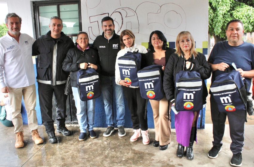 Entrega Yankel Benítez Mochilas de Emergencia a vecinos de Morelia