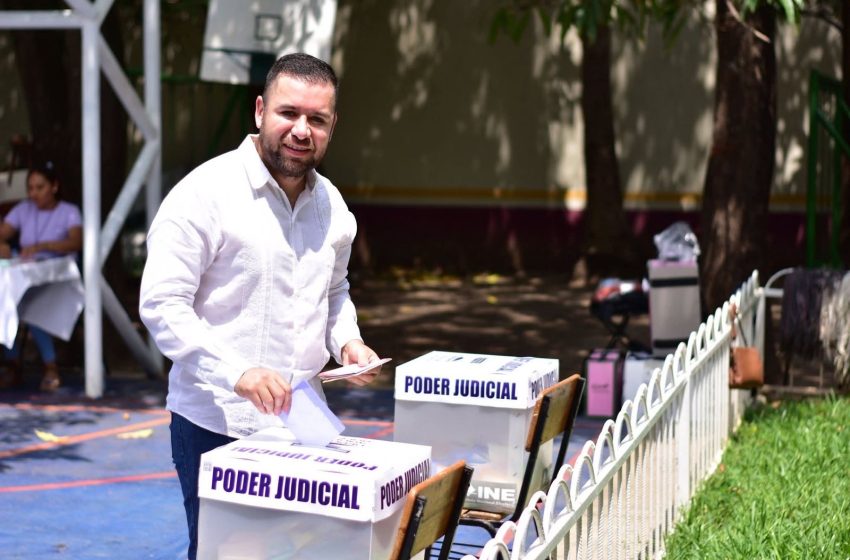 Reyes Galindo cumple con su obligación ciudadana y acude a votar en la elección del Poder Judicial