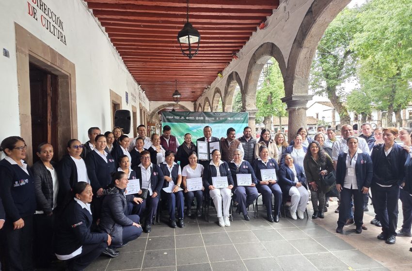Reconoce Gobierno de Pátzcuaro labor de enfermeras y enfermeros con estampilla conmemorativa